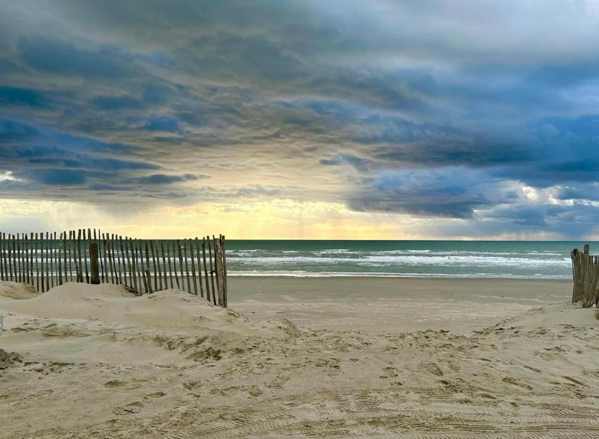 Studio Entre Mer Et Dunes Avec Balcon Vue Laterale Mer 50M Plage Pour 3 Pers Wifi Menage Compris Fort-Mahon-Plage Exterior photo